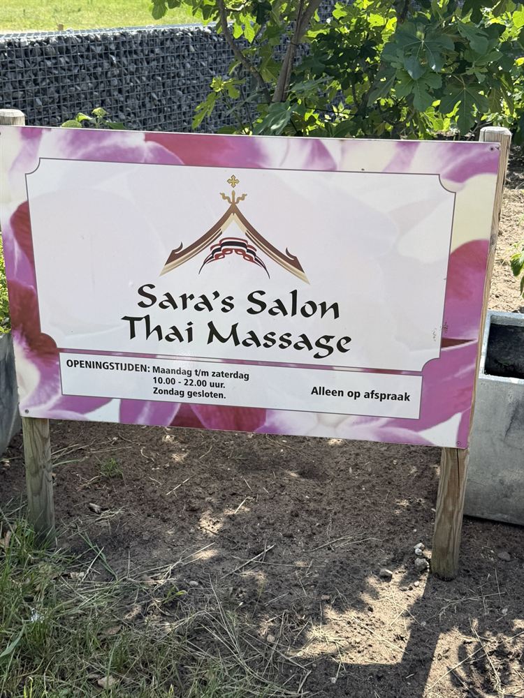 Naambord Sara's Salon Thai Massage in de tuin