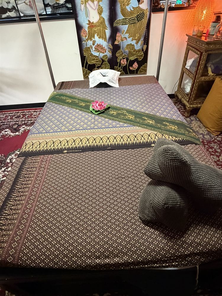 Massagebed met Thaise kussens en lotusbloem