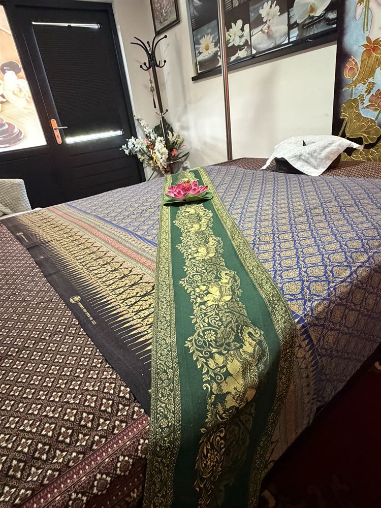 Thaise zijden loper over het massagebed