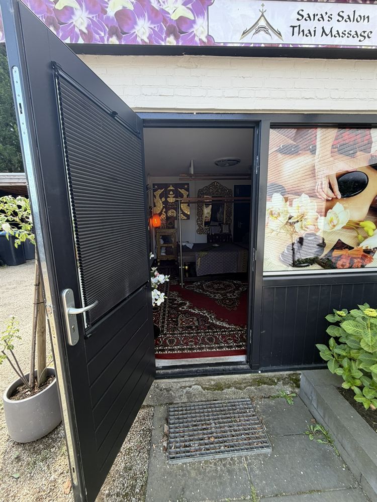 Open deur met zicht op de sfeervolle behandelkamer