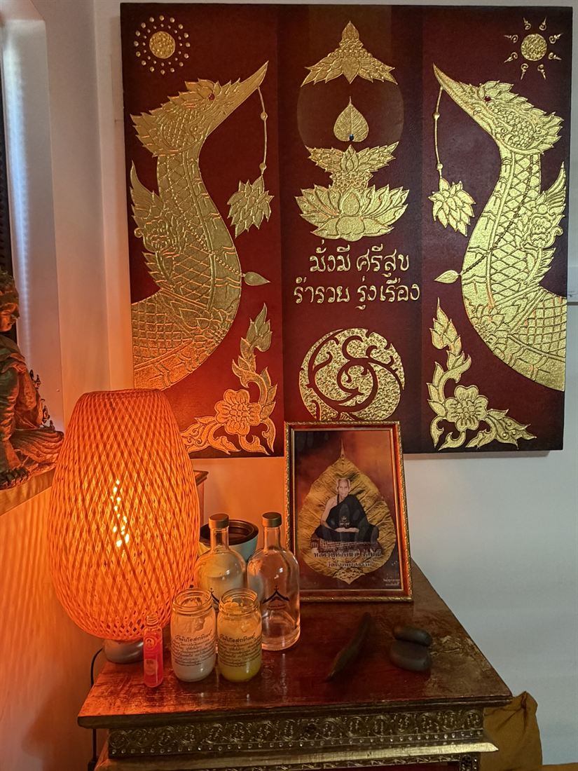 Authentieke Thaise wandkunst, massageolie en hotstones in Sara's Salon